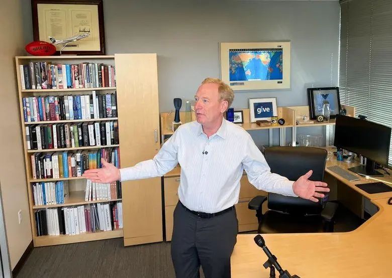 微软总裁史密斯事发后向记者展示他的办公室 图源：《西雅图时报》