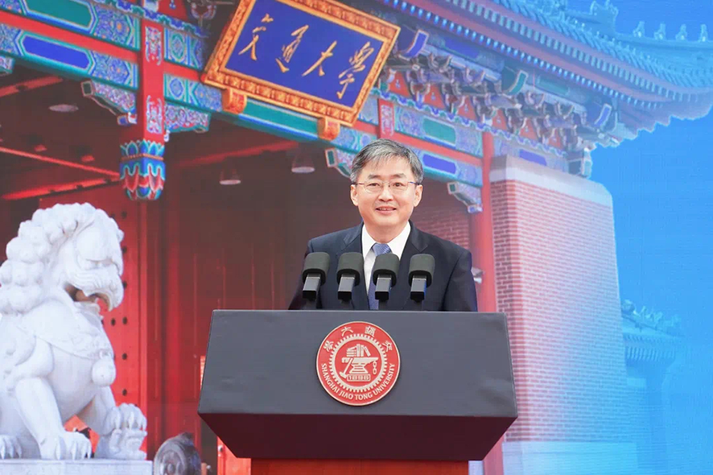 8月27日，上海交通大学校长、中国科学院院士丁奎岭在2025级本科生开学典礼上讲话。图源：上海交通大学