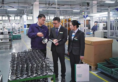 农行浙江分行工作人员在温州汽摩配企业调研产业发展情况，金融助力块状经济发展。（资料照片）