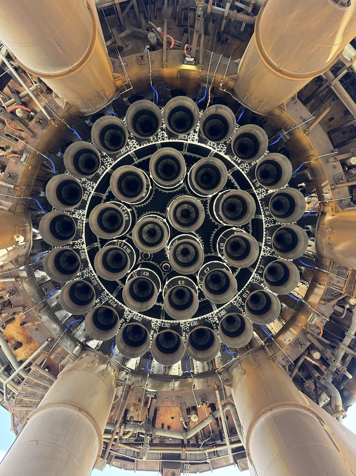 ▲马斯克站在星舰底下，图片来自马斯克社交平台