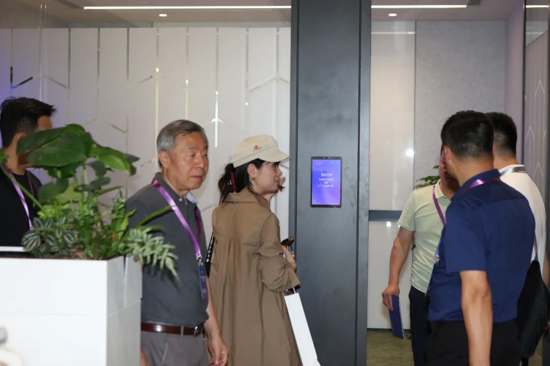 图：智慧园区标杆项目参观（业主还未入住，现场部分设备为保护状态）