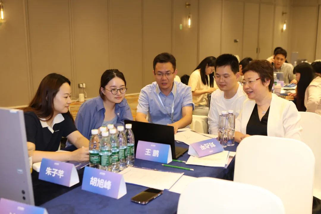 图：动来宾现场体验达实自主产品