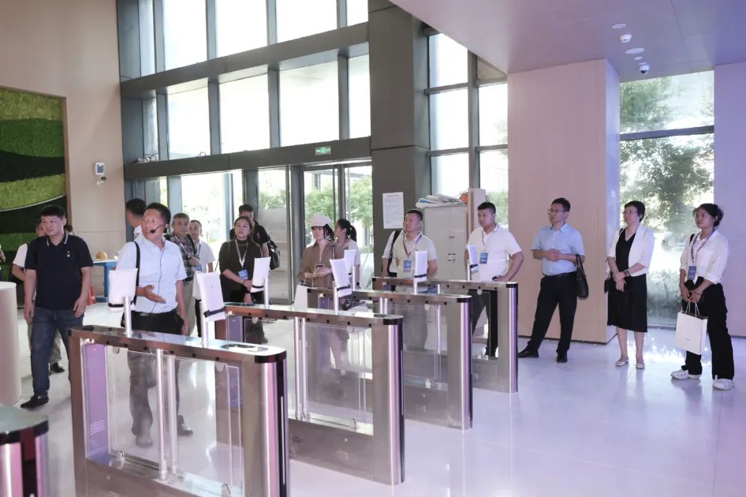 图：智慧园区标杆项目参观（业主还未入住，现场部分设备为保护状态）