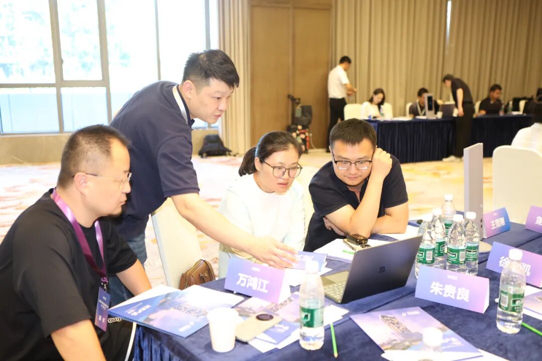 图：动来宾现场体验达实自主产品