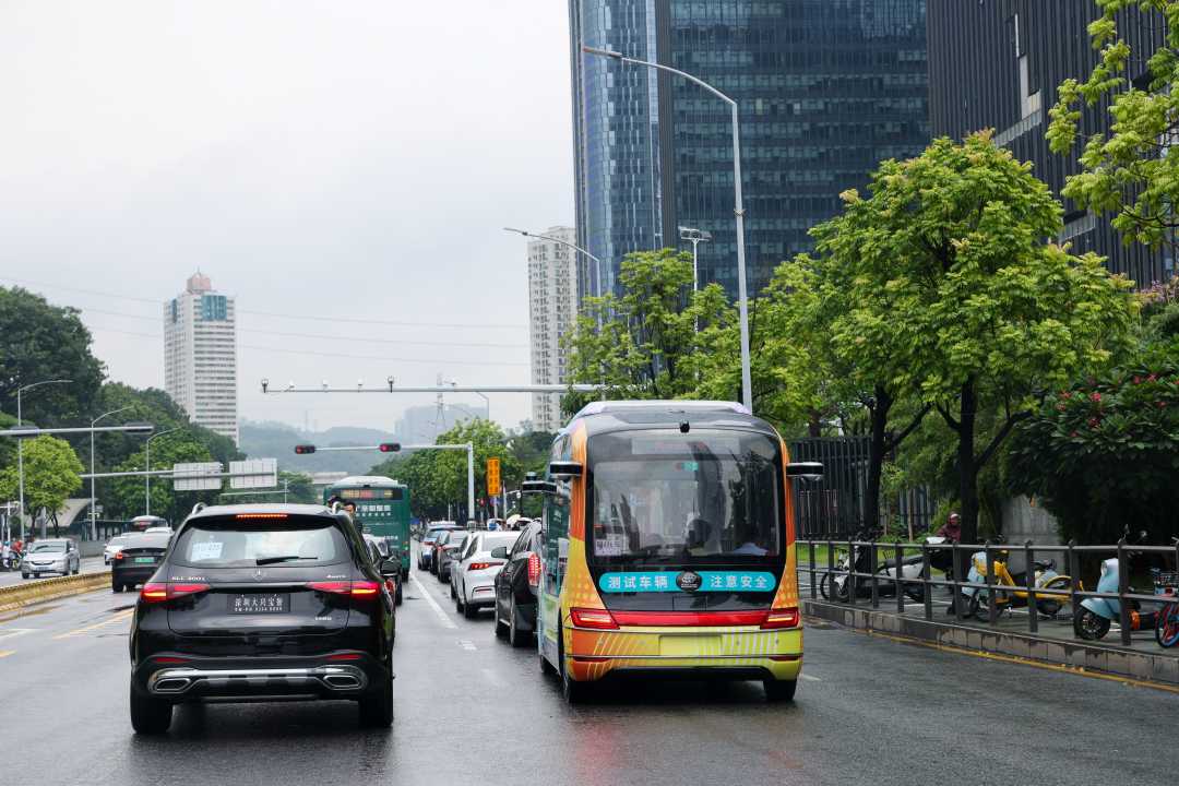 深圳罗湖无人驾驶小巴在行驶中。