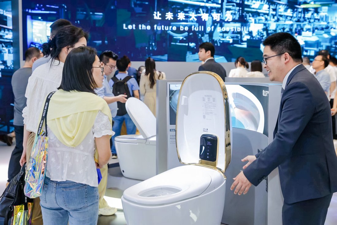 ▲国际展会上，在线上，智能的家居生活场景，更是与敦煌文旅联合打造了“敦煌净界”智能卫生间方案，</p><p cms-style=