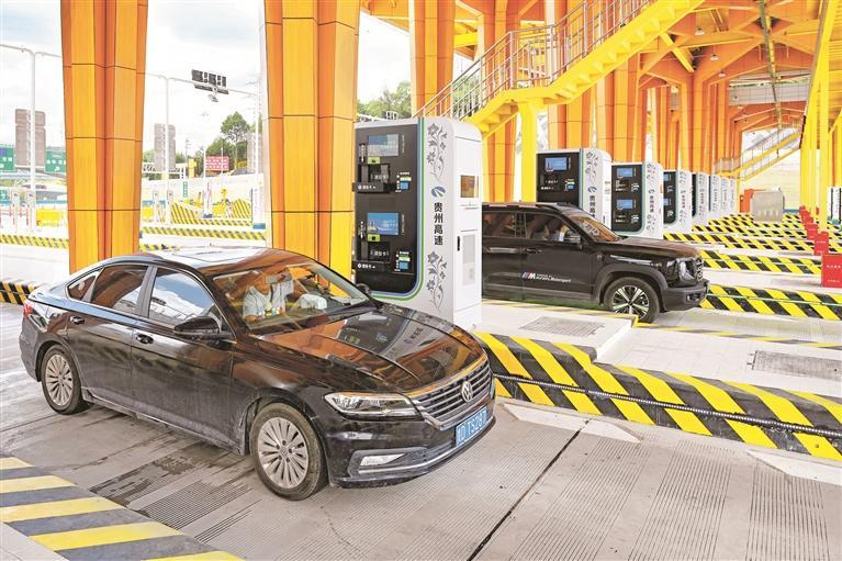 改造后的贵阳市观山湖“无岗亭智慧模式”收费站，驾驶员自助缴费。贵州日报天眼新闻记者 贾智 摄