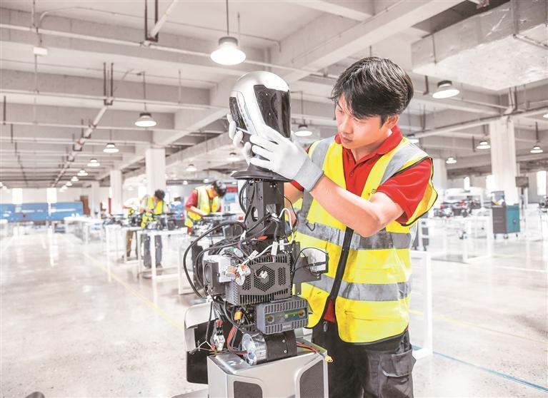 贵安新区威迈尔科技有限公司技术人员在对首款人形机器人进行组装及测试。 贵州日报天眼新闻记者 杨涛 摄