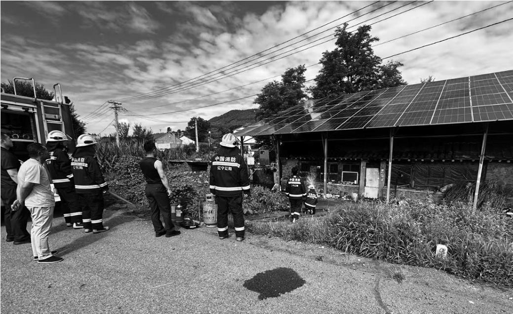 光伏板突发火情 民警消防联手火速扑救_新盛娱乐客服电话-19147398191,新盛娱乐客服威信【89678120】, QQ 3917192090