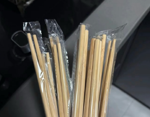 顾客起诉胖东来免费筷子无标签 工作人员：外包装上已标注信息