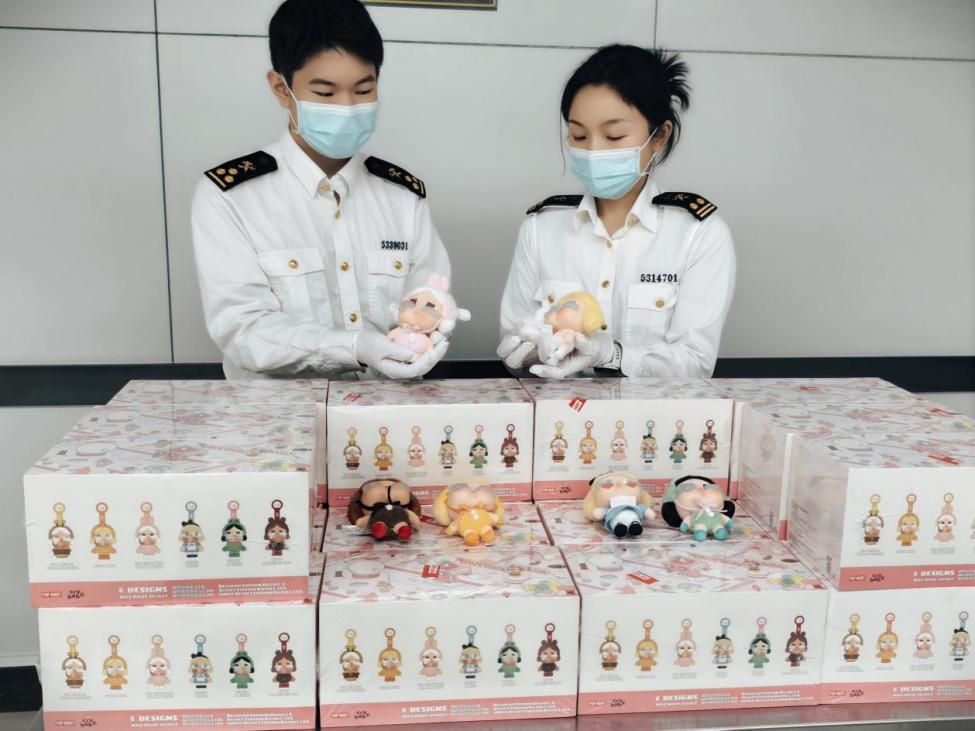 　　深圳海关所属罗湖海关关员在旅检进境渠道查获一批侵权泡泡玛特盲盒 通讯员 欧阳旭摄