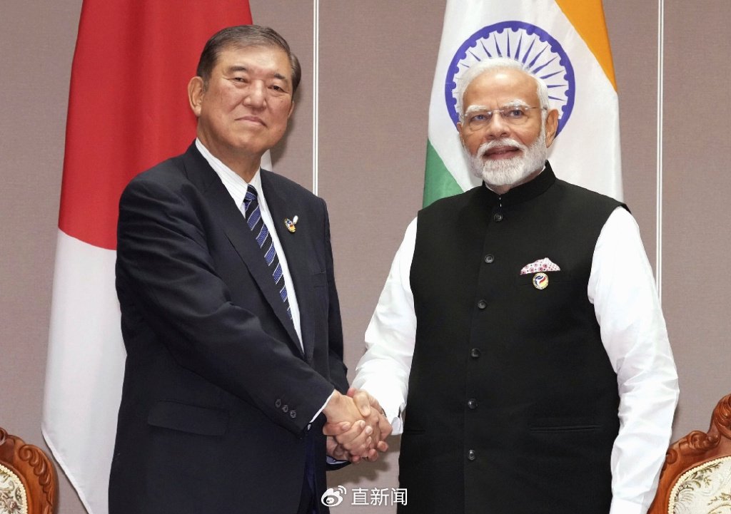 2024年10月10日，日本首相石破茂（左）与印度总理莫迪（右）在老挝万象举行会谈前握手。