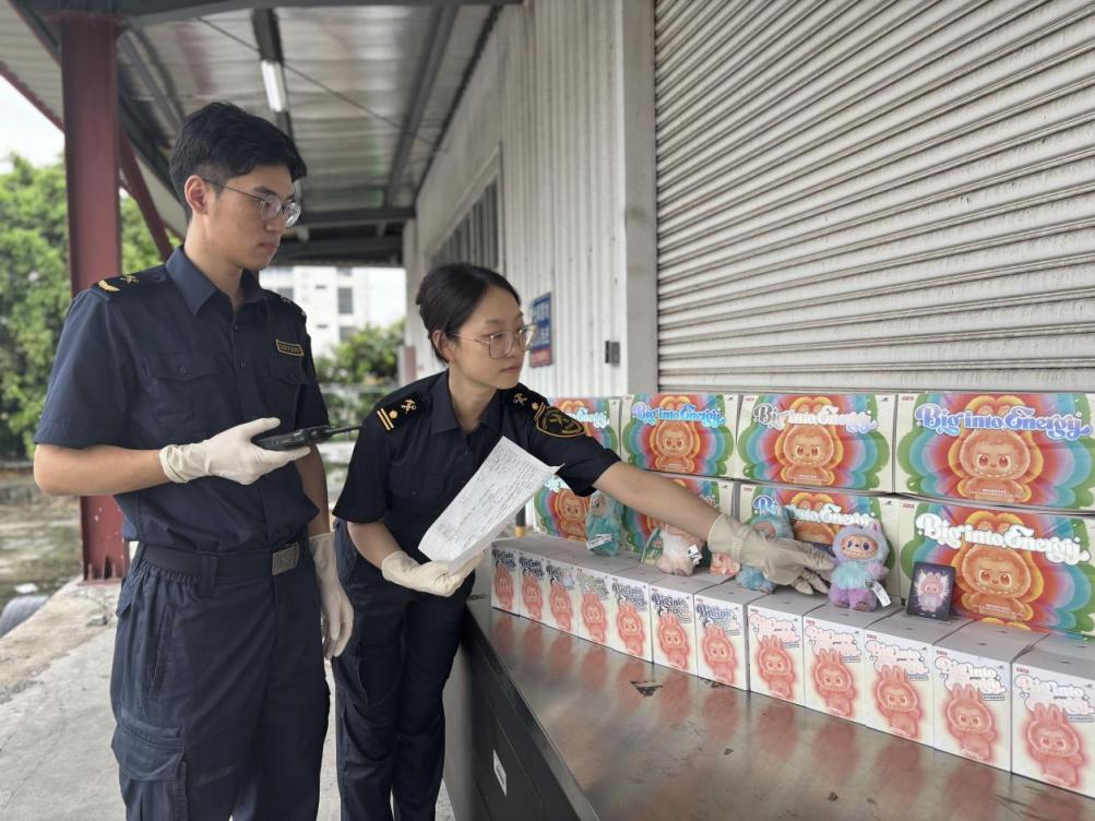 　　黄埔海关所属萝岗海关关员近日查获7536件侵权Labubu产品 通讯员 徐子安摄