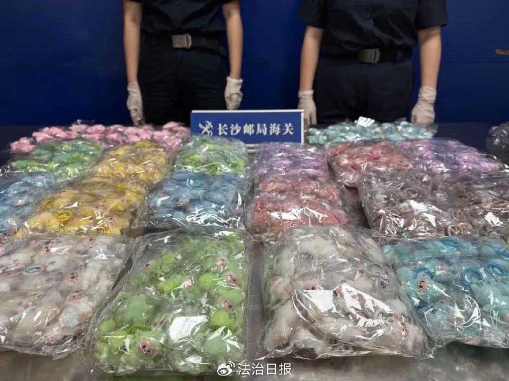 迷你版LABUBU正版還未發(fā)售，盜版“先行一步”？律師解讀→