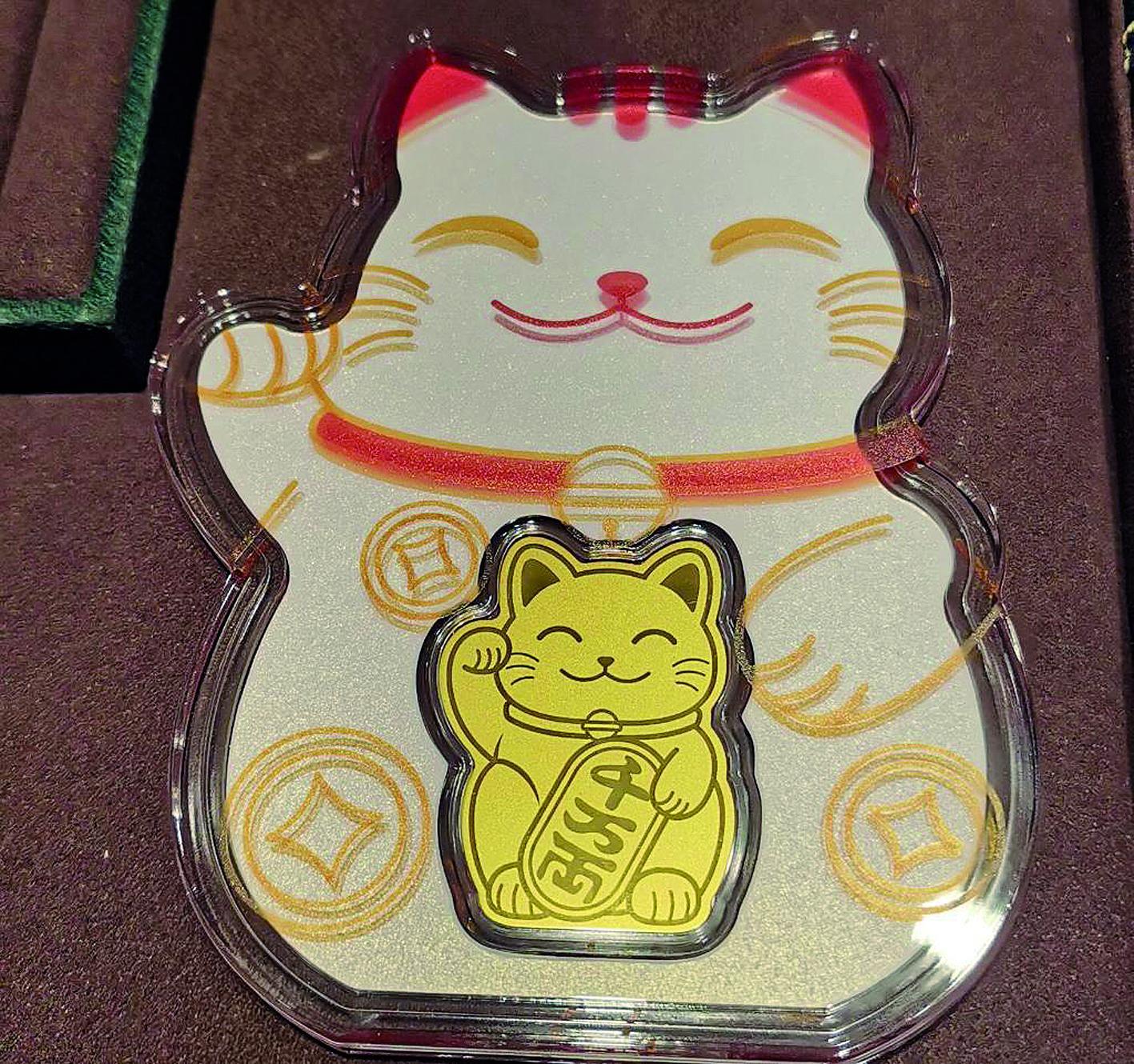 这是某品牌推出的“招财猫”金贴 新华社发