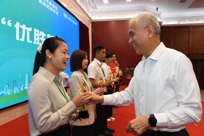 图为李云鹏为获得“优胜杯”的企业代表颁发奖杯。