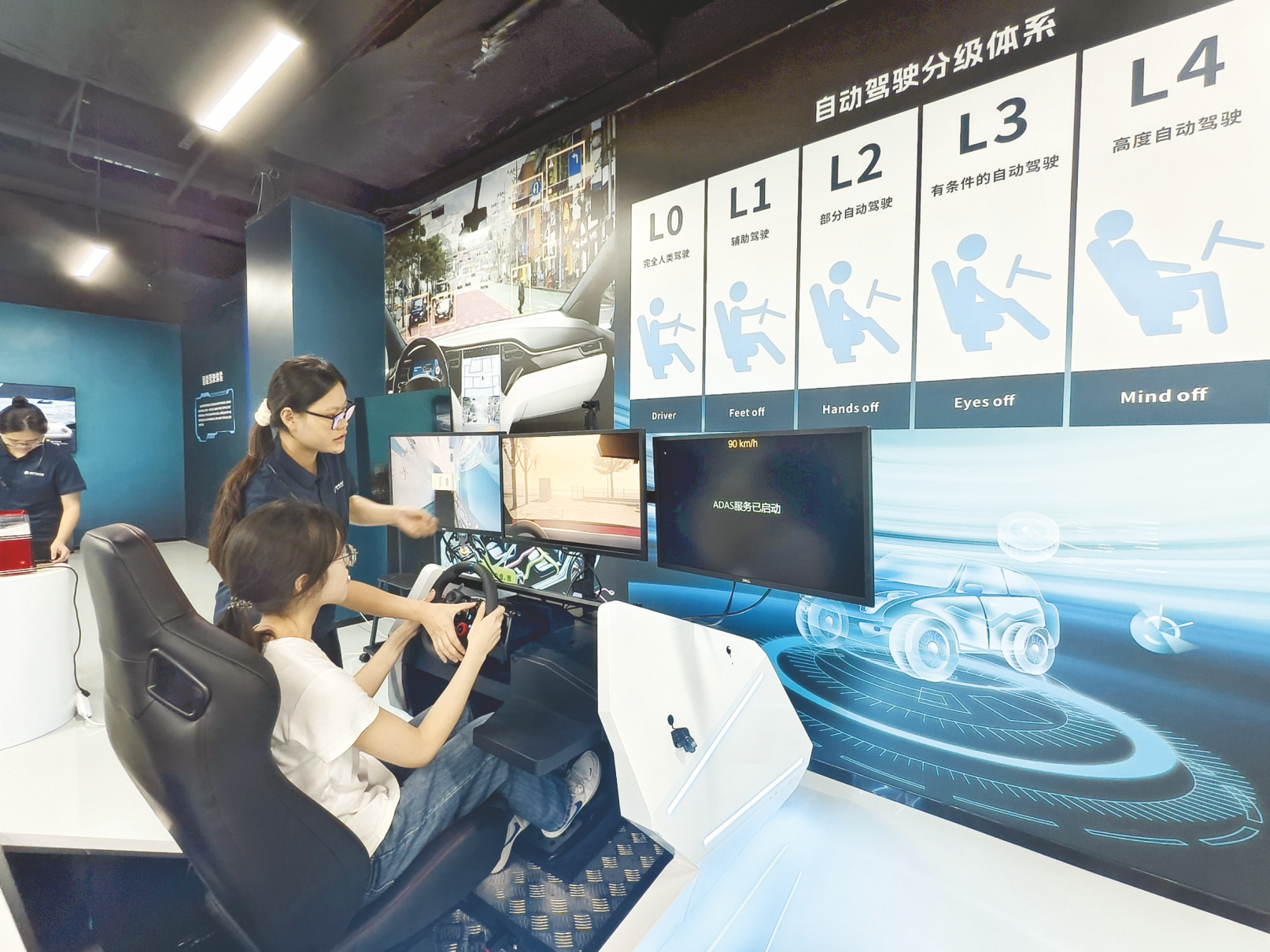     ▶市民体验自动驾驶。    本报记者宋延康 摄