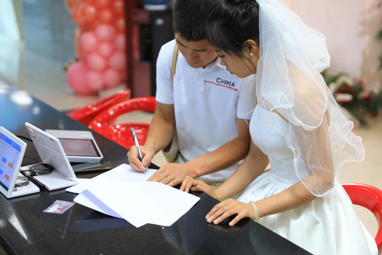 贵州剑河:七夕巧筑浪漫领证场景 文明婚俗与甜蜜同行