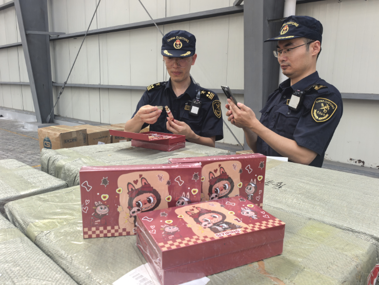 　　宁波海关查获一批侵权泡泡玛特唇彩套盒 通讯员 杨洁茹摄