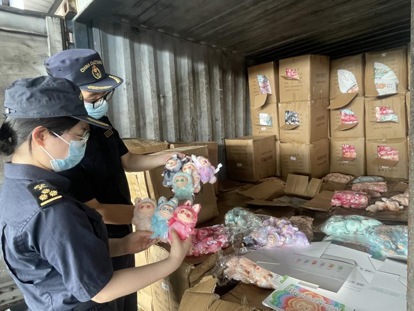 　　近日，广州海关在出口货运渠道查获4.32万个涉嫌侵权Labubu玩具 广州海关 供图