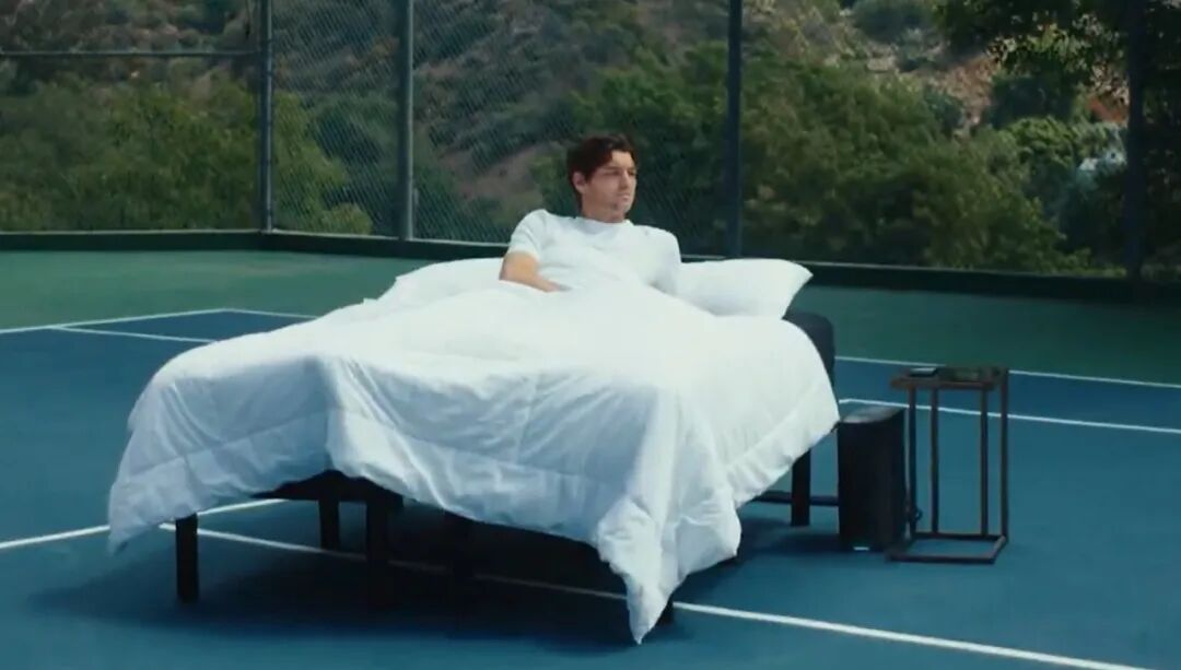 （网球名将泰勒·弗里茨拍的广告，来源：社交媒体）