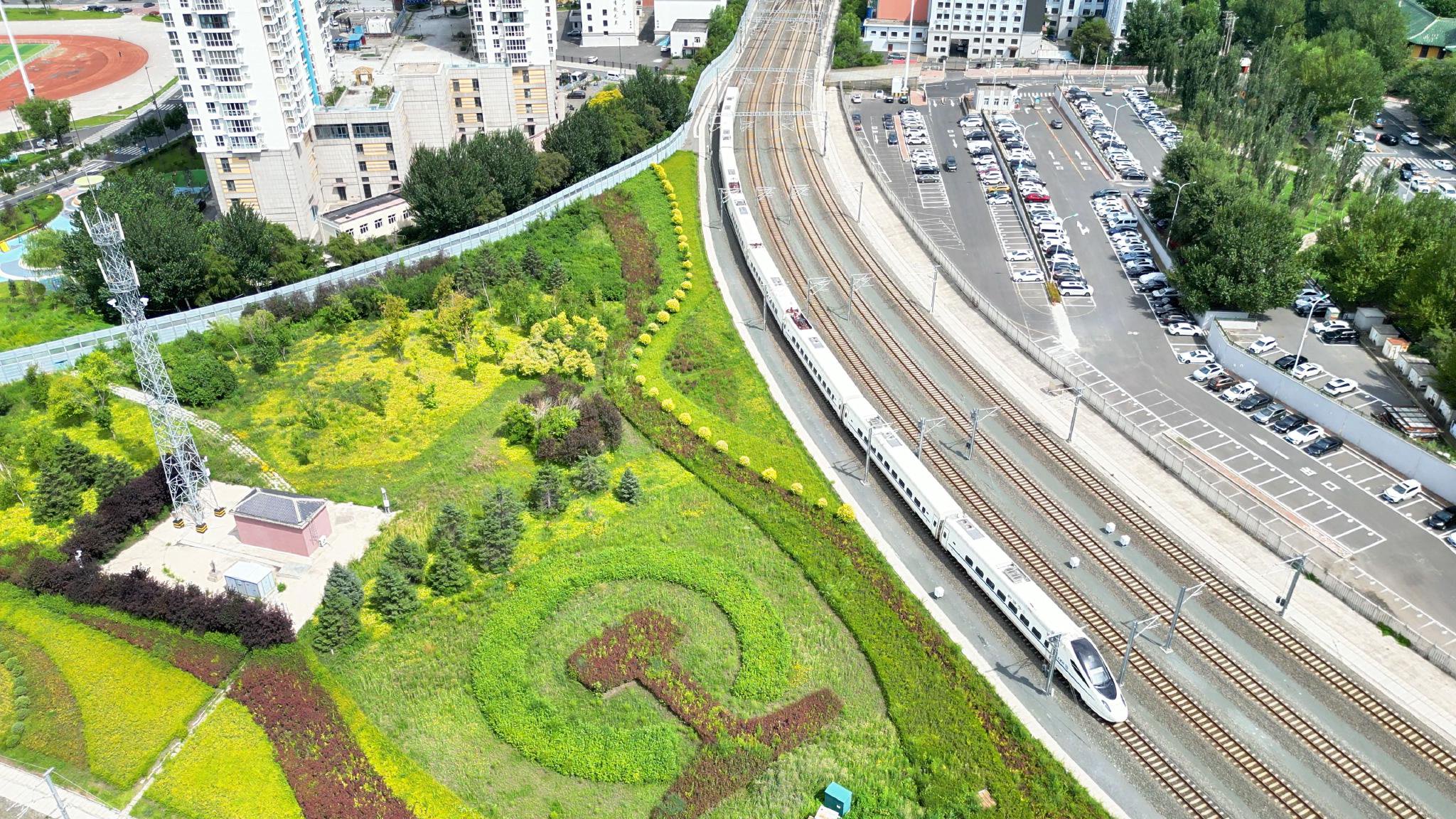 一列佳木斯驶向哈尔滨的动车组列车即将缓缓驶入哈尔滨站