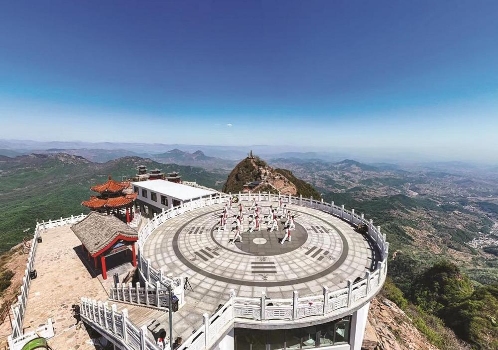 武安古武当山上的太极拳表演. 郭文朝 摄