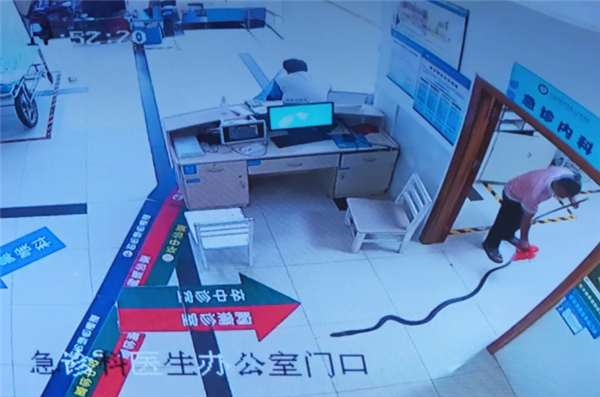 2米多长眼镜王蛇咬伤78岁老人 女婿“拎蛇”冲进医院 可取吗