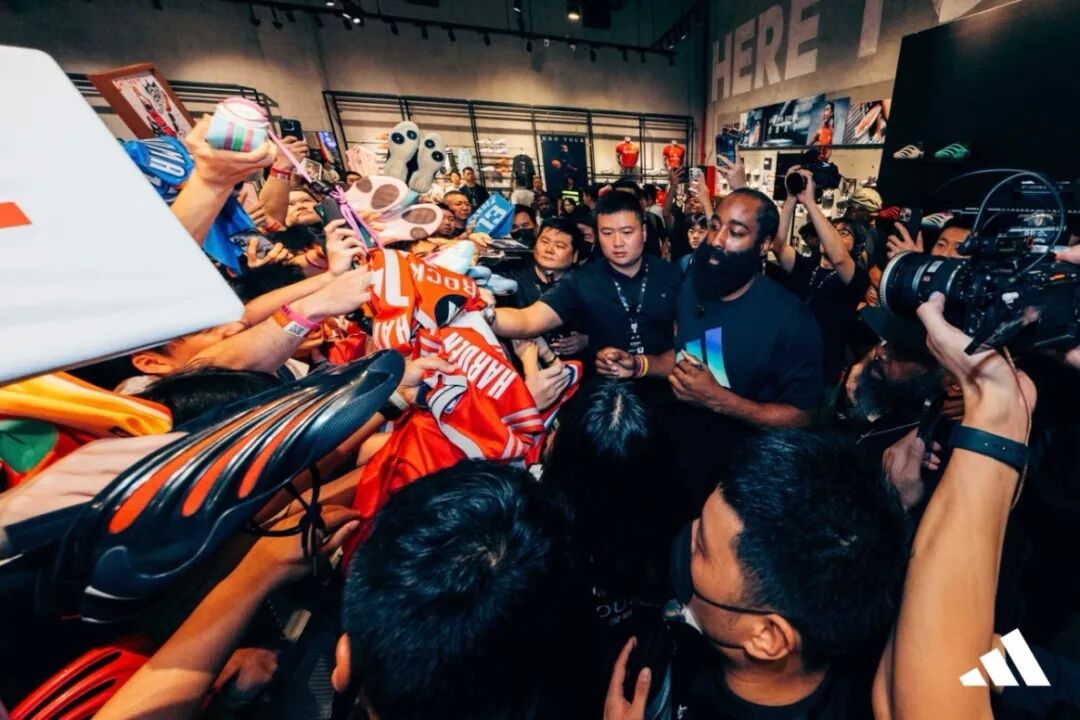哈登中国行打卡阿迪达斯门店，与现场粉丝互动 图片来源：阿迪达斯供图