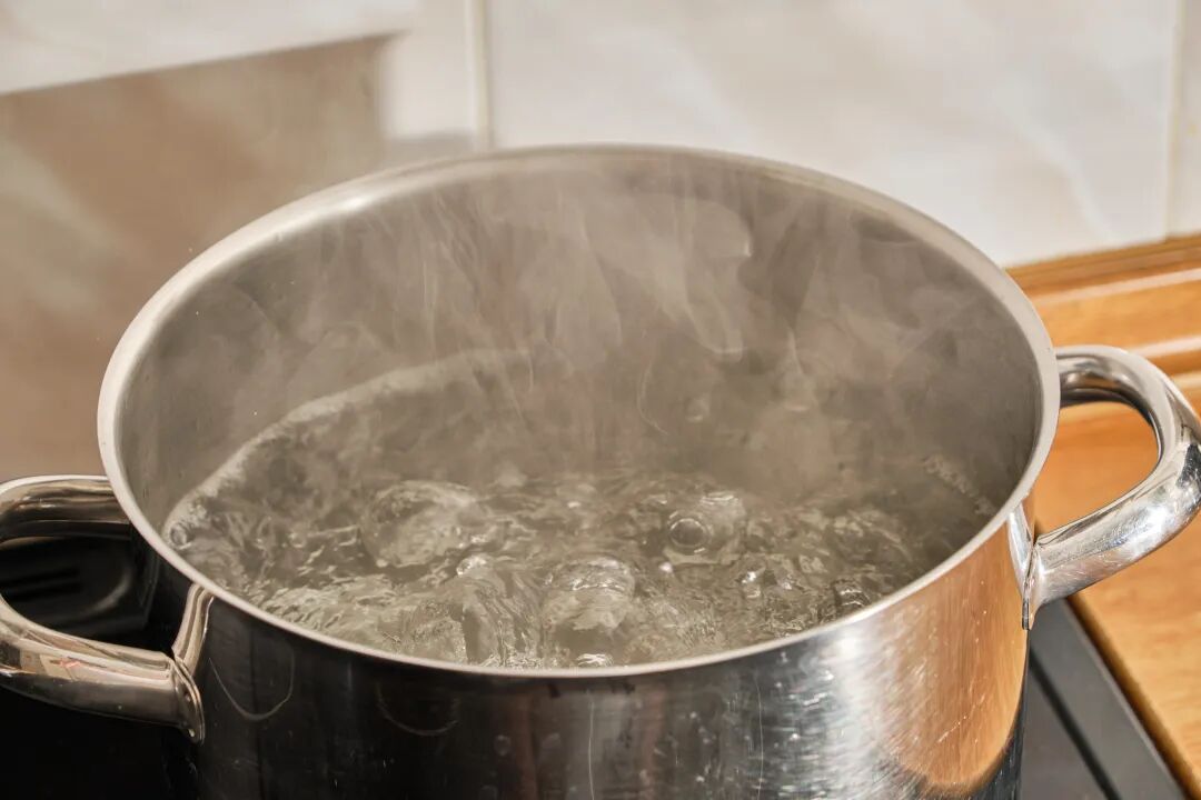 天天喝电热水壶烧的水,反复煮沸的水会致癌?这种水真的要少喝!