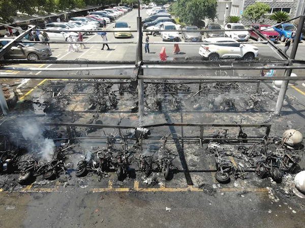锂电池自燃 湖北42辆电动自行车烧成铁架 距离停车场几步之遥
