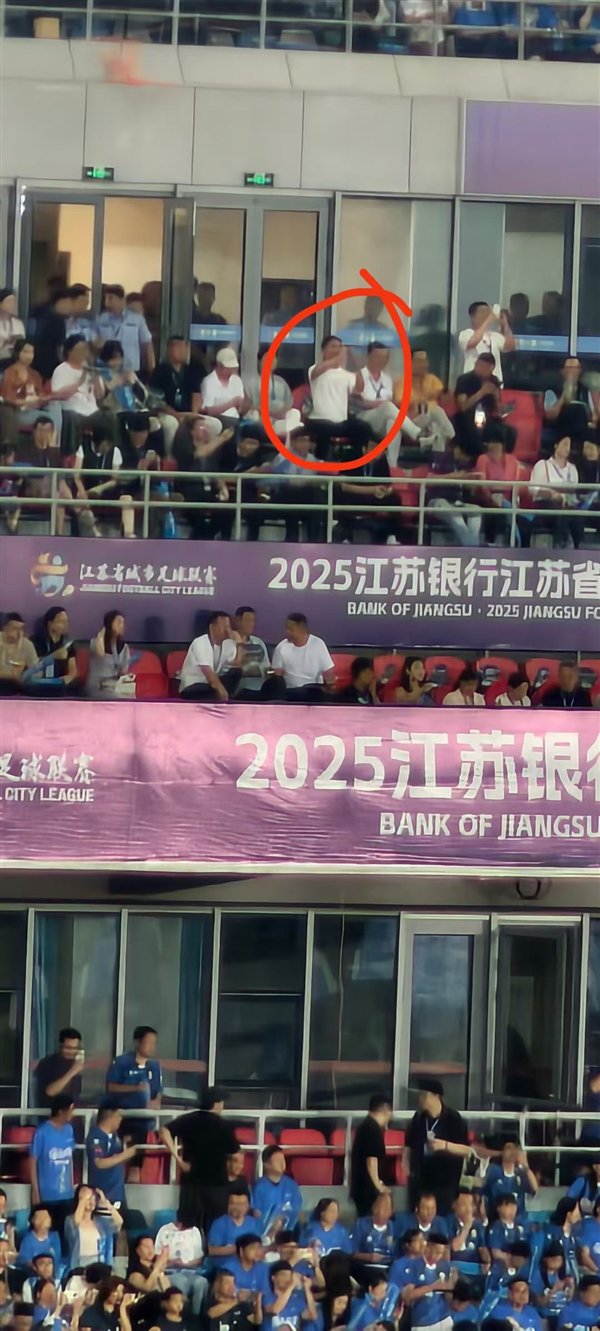 刘强东今晚现身苏超赛场 为宿迁队加油助威