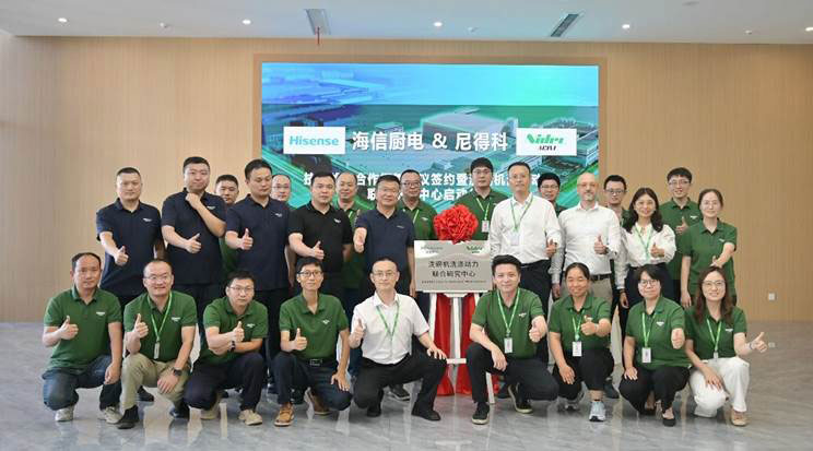 图3. 尼得科团队与海信厨电团队合影