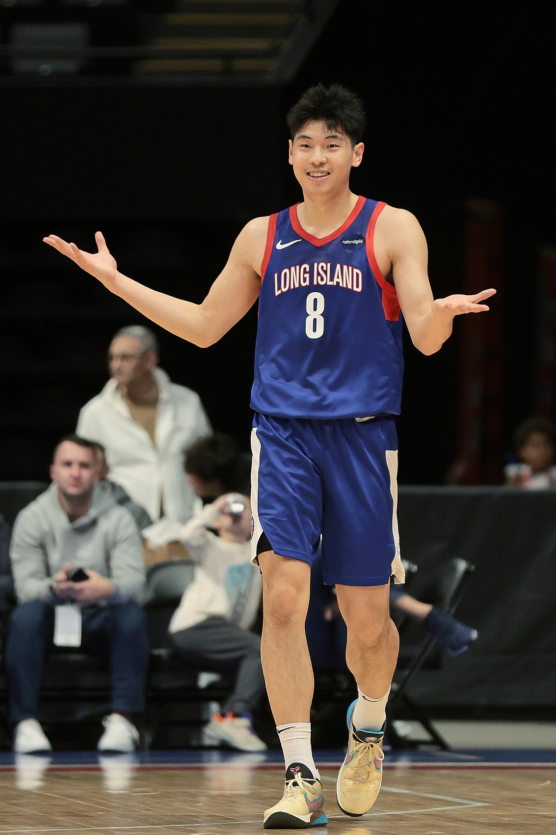 改穿几号?崔永熙此前在广州&篮网都穿8号 而广东已退役朱8球衣