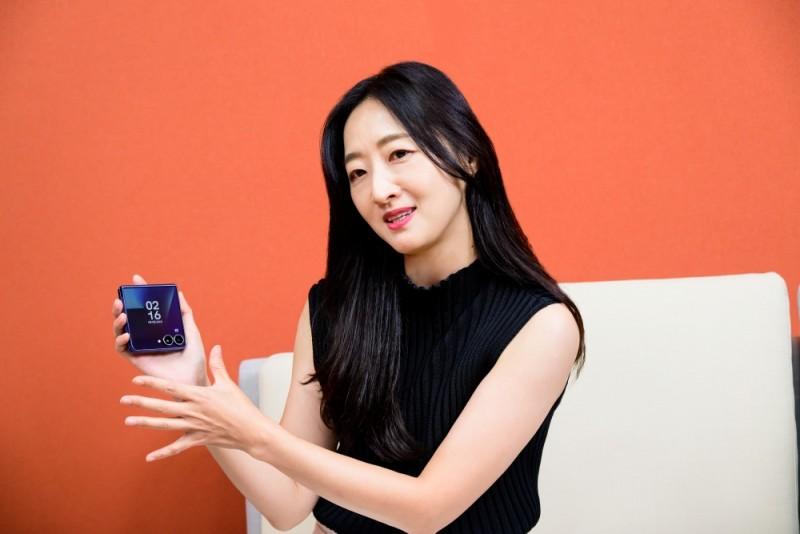 Mihyun Jeong展示在Galaxy Z Flip7的超大视野智能外屏上轻松使用的AI功能