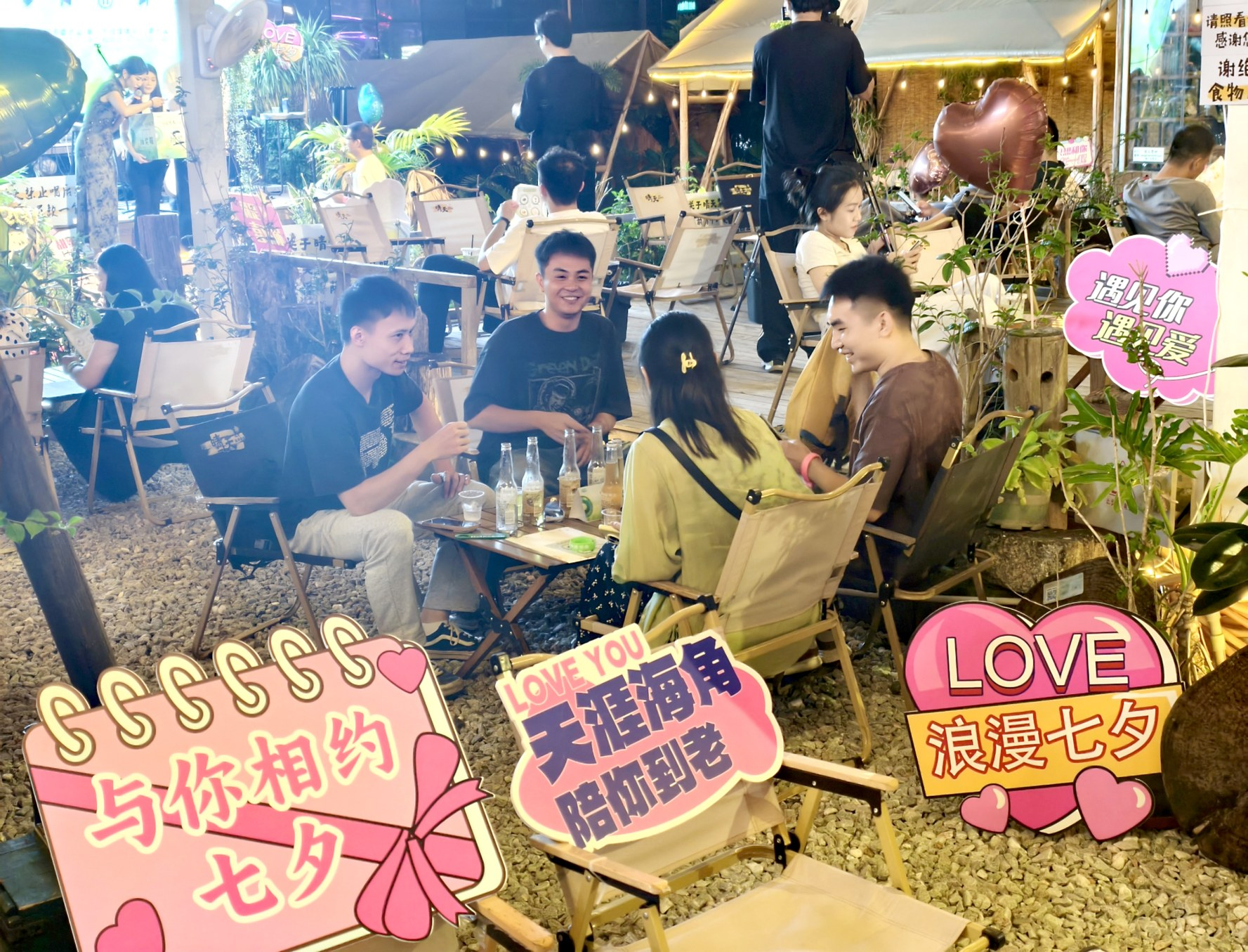     在水漾市集晴天音乐营地，年轻人在一起愉快交流。本报记者宋延康 摄