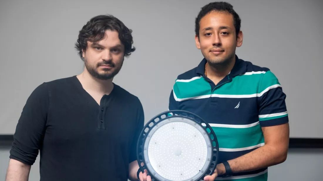 ▲ 左边是 Abe Davis，右边是研究生 Peter Michael