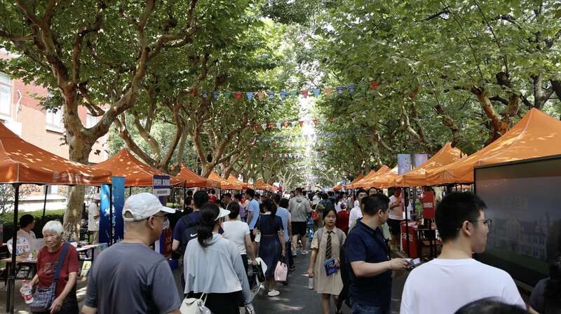 校园里摆满了各种摊位。俞佳一/摄