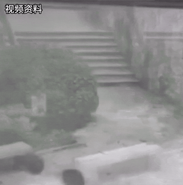 7月9日，湖南桃江两名学生骑乘改装后时速可达100km的电动自行车，上路40秒就撞上围墙，两人不幸身亡。图源：法治日报