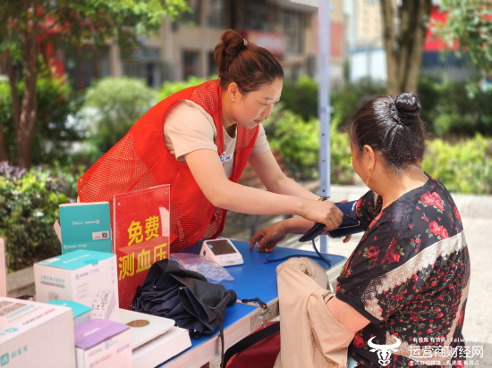 （志愿者为老人测量血压）