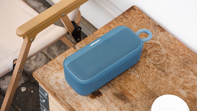 另外还有个更神奇的功能，如果不慎落水，它还能在水上漂浮，对于喜欢垂钓、漂流等爱玩水的用户来说，即便落水拾取也更容易。