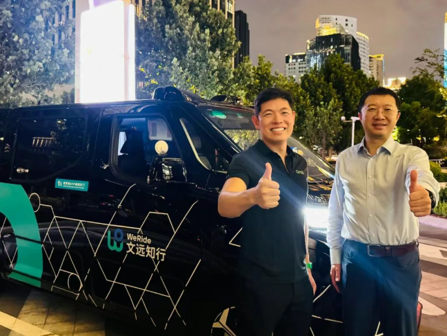 ▲ Grab 联合创始人兼集团 CEO 陈炳耀与文远知行创始人兼 CEO 韩旭