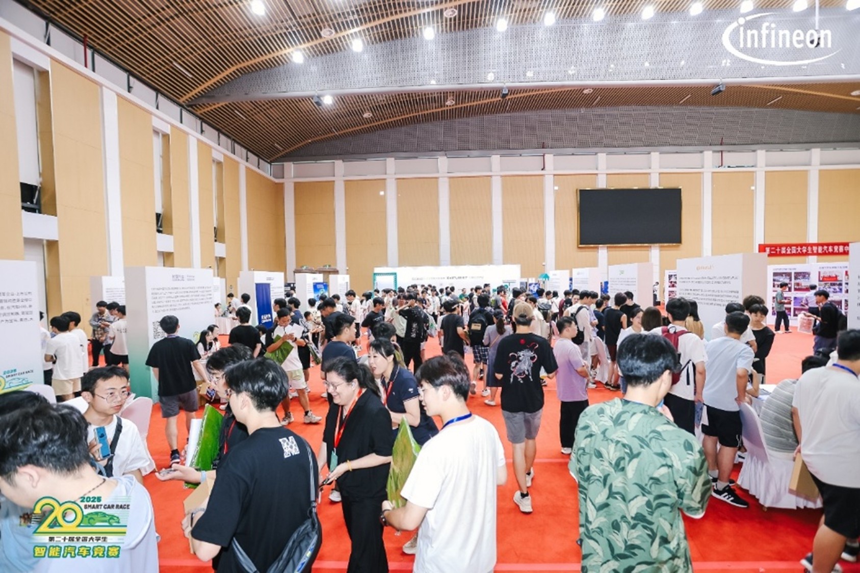 第二十届全国大学生智能汽车竞赛总决赛同期，由英飞凌发起并举办的 “英才腾飞，创新筑梦”企业招聘会现场