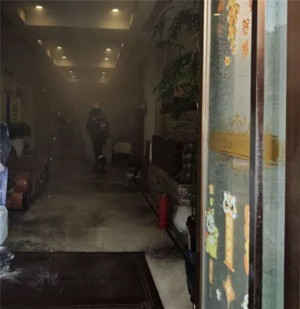 大爷在宾馆大厅给电动自行车电瓶充电 换衣下楼后发现自燃了