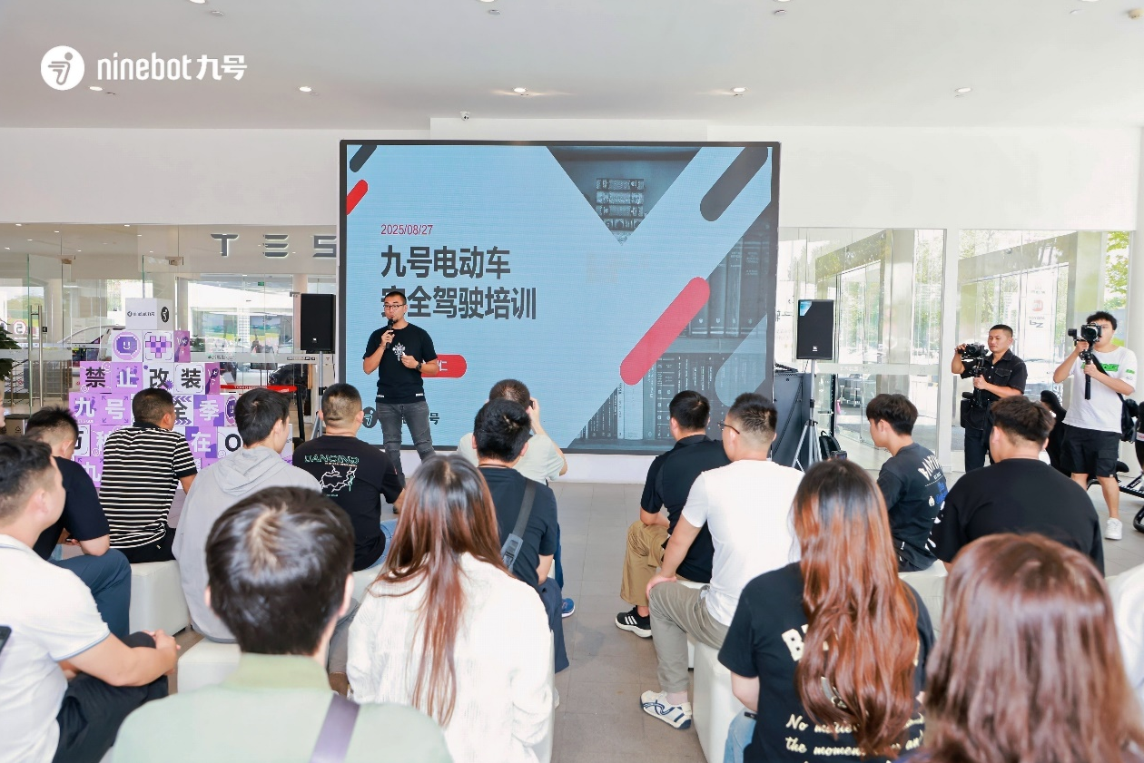 图：九号安驾学院的安驾教官为学员们进行理论知识讲解