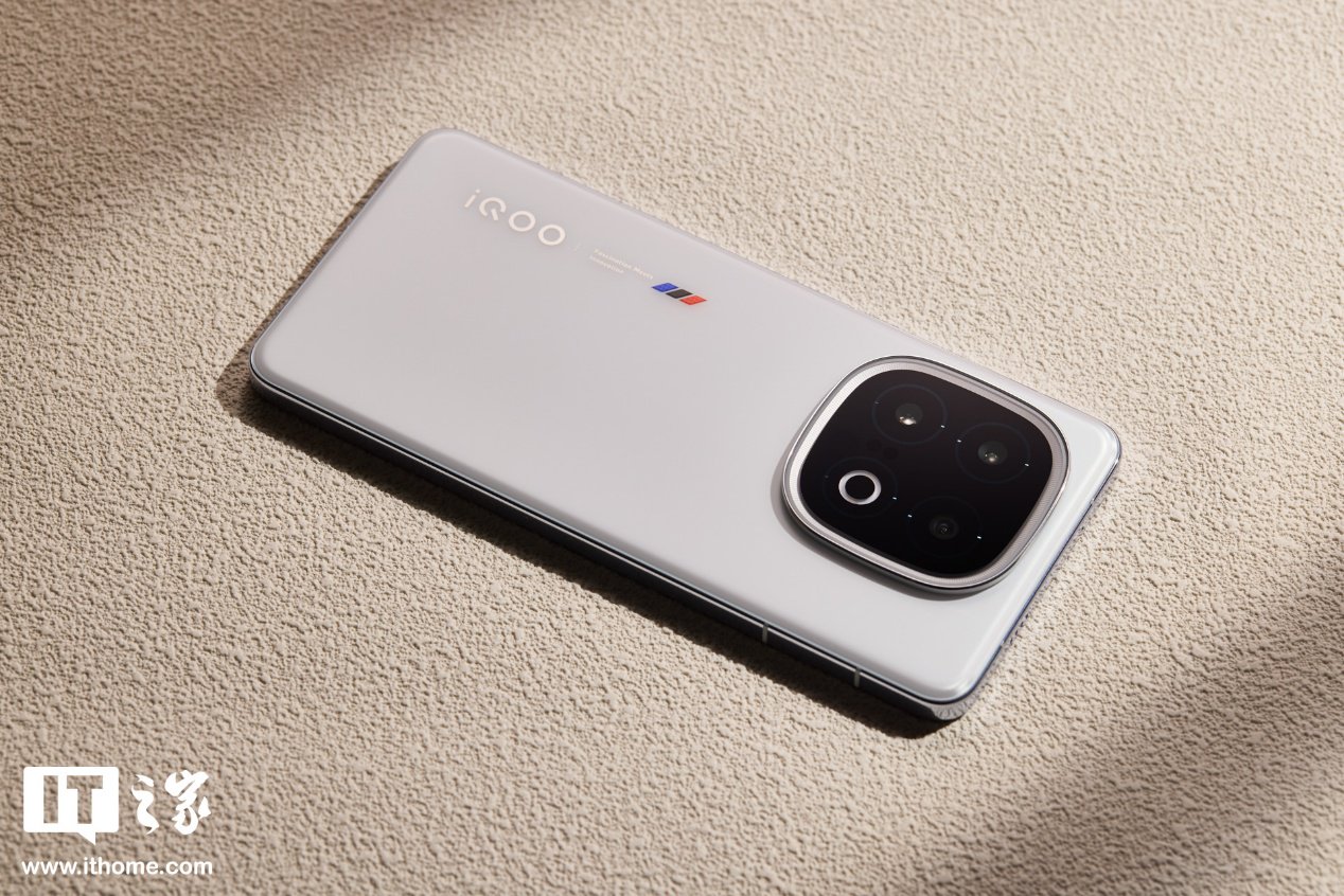▲ IT之家开箱：iQOO 13 传奇版图赏