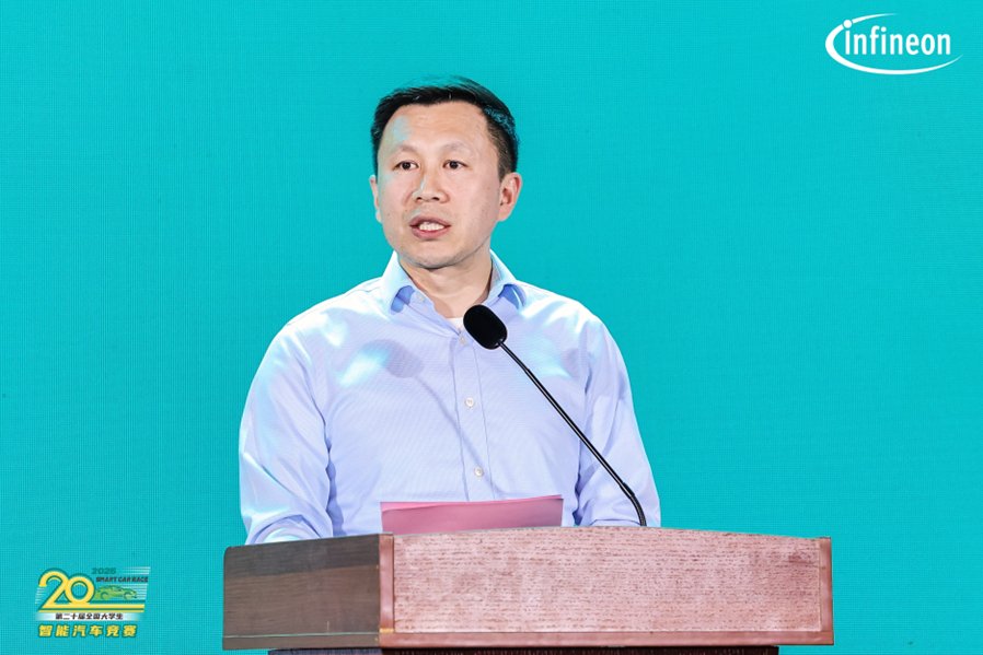 英飞凌科技高级副总裁、英飞凌科技汽车业务大中华区负责人曹彦飞闭幕式现场致辞 ，并为参赛高校代表颁发奖杯