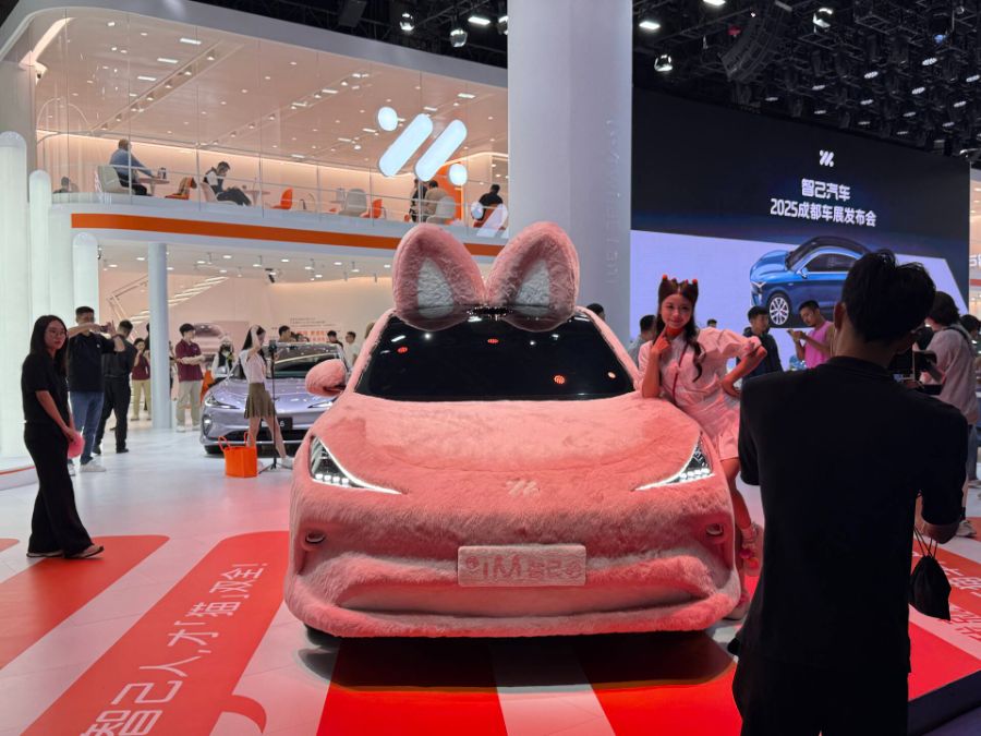 （智己的粉色兔子展车，图片来源：21世纪经济报道记者现场拍摄）
