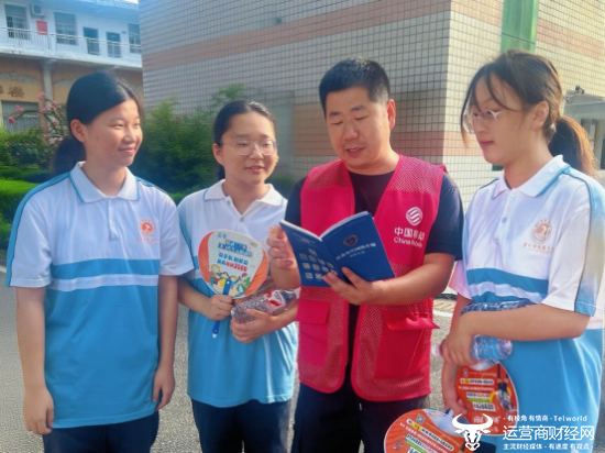 （湖北移动工作人员耐心为同学们讲解反诈知识）