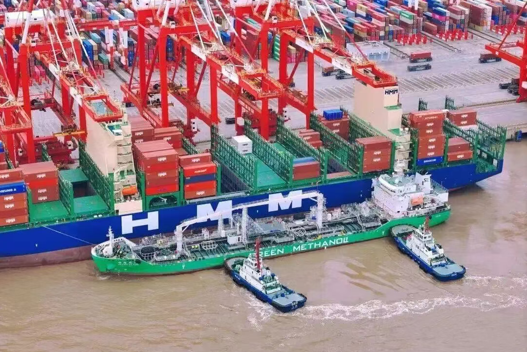 上海港为远洋船舶加注绿色甲醇。